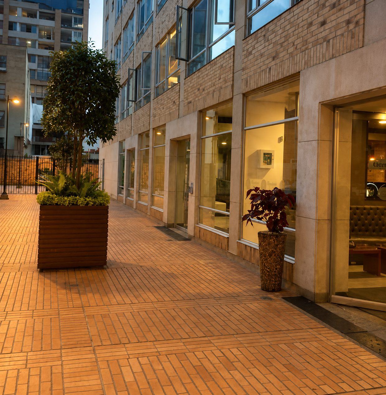 Entrada del edificio al atardecer