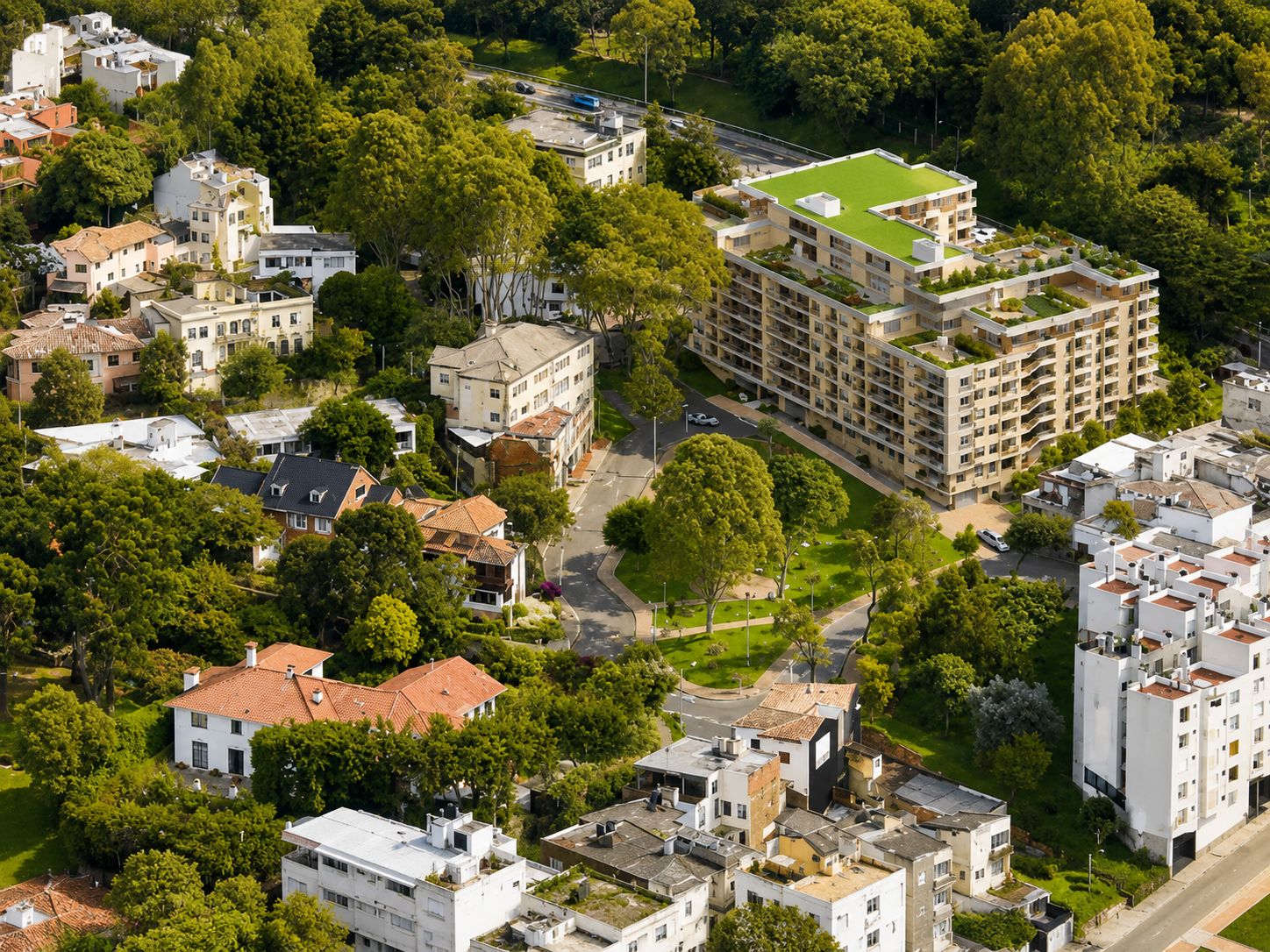 Vista aérea del edificio y cubiertas verdes
