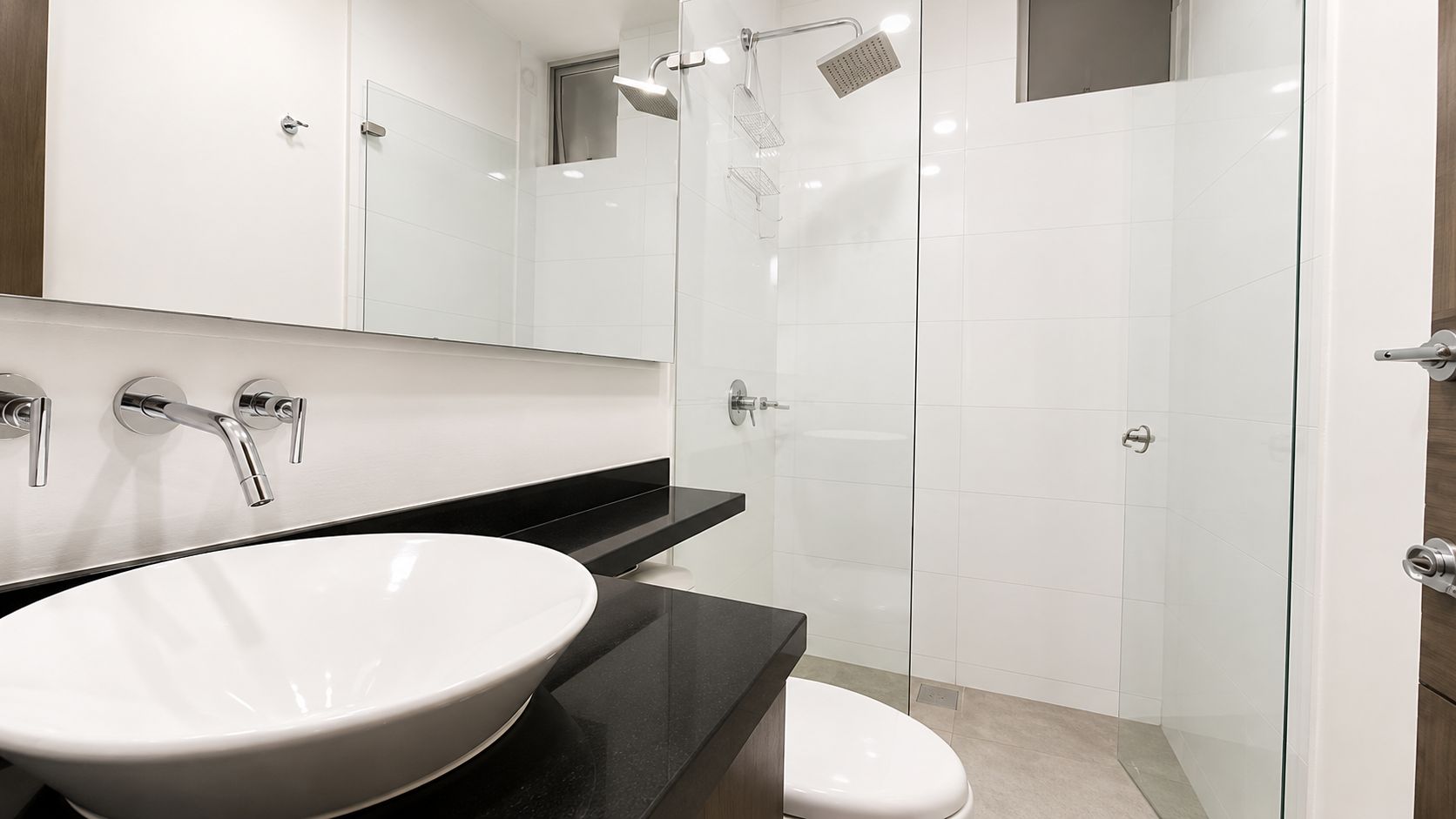 Baño en mármol negro