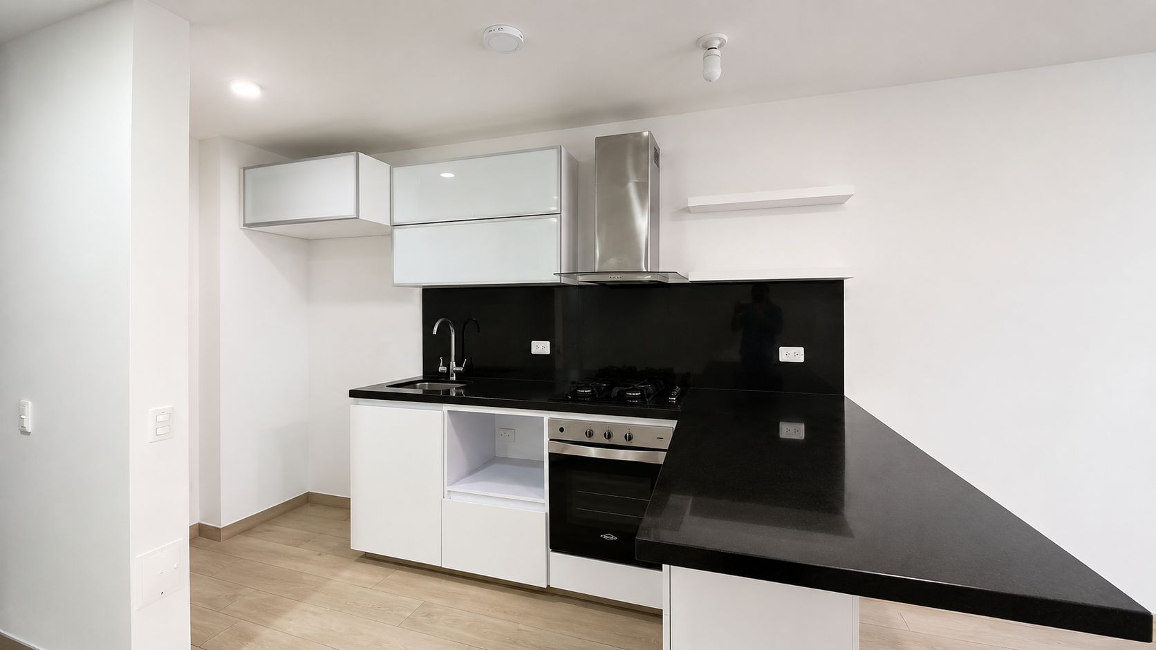 Cocina abierta en negro y blanco