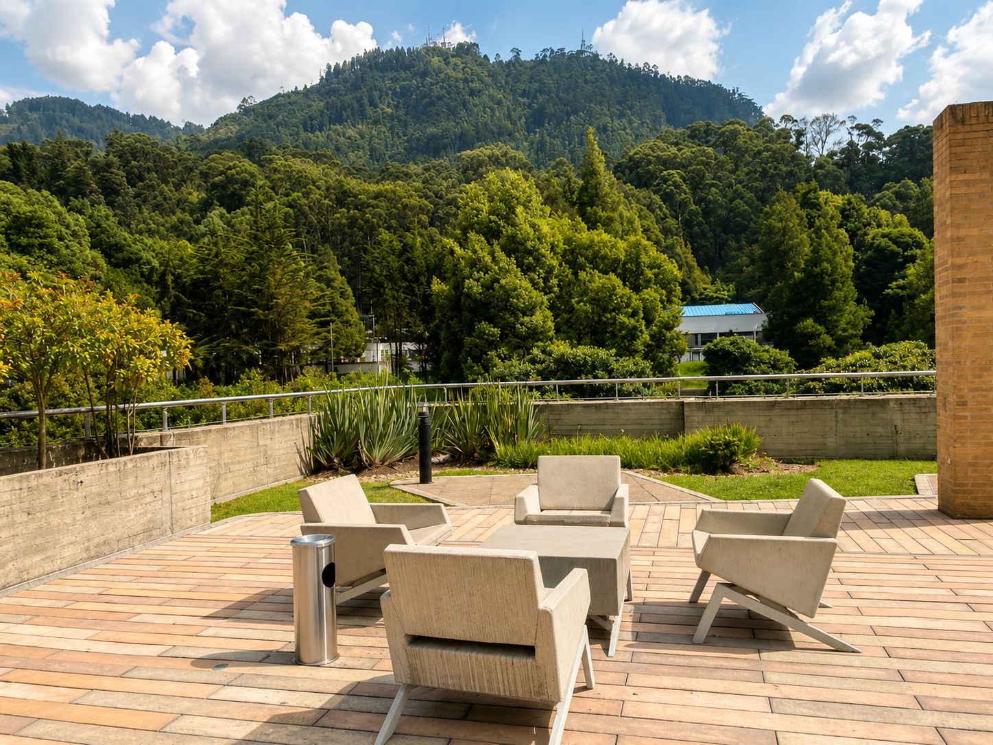 Terraza del conjunto con vista a los cerros