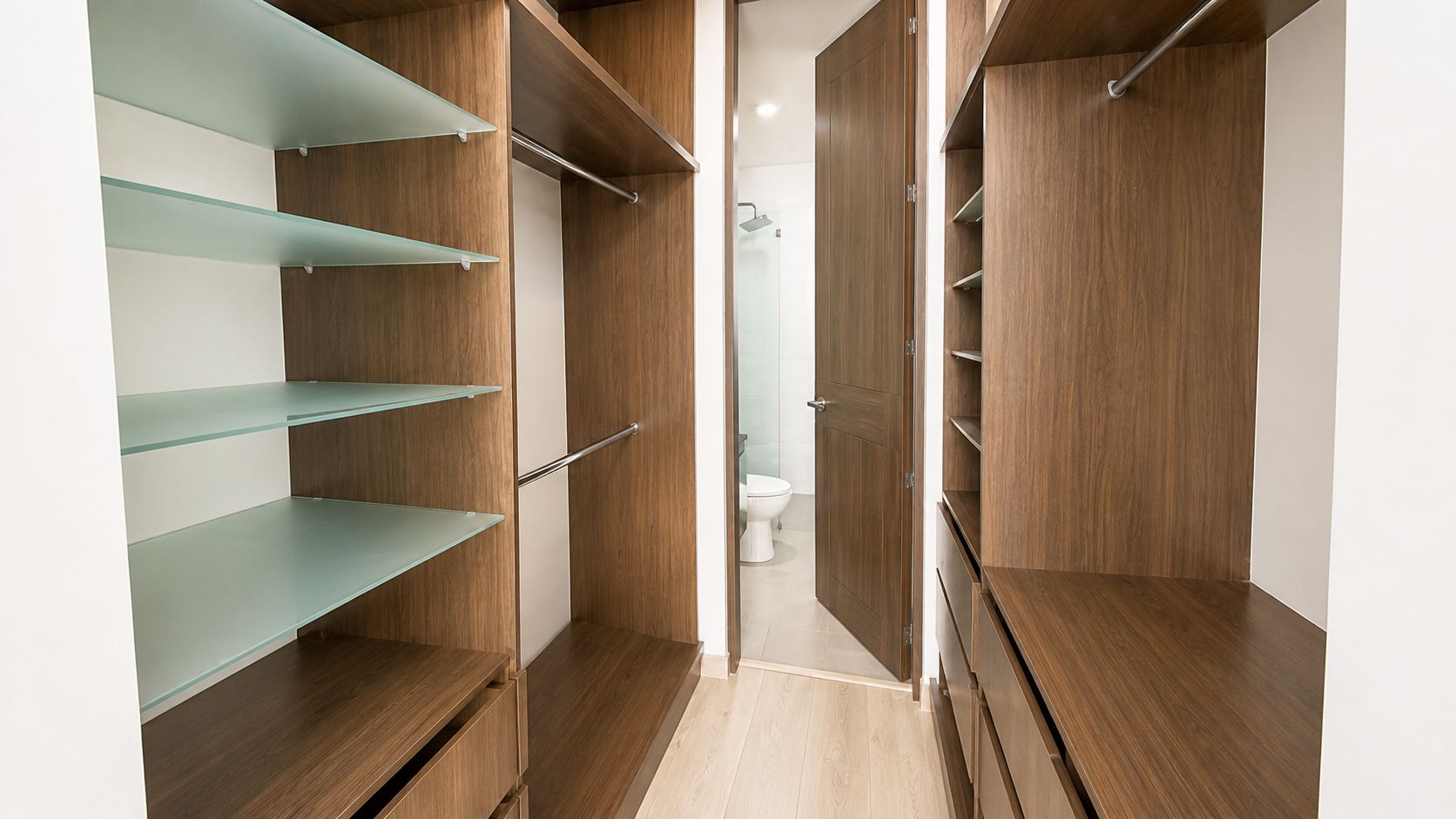 Walking closet de la habitación