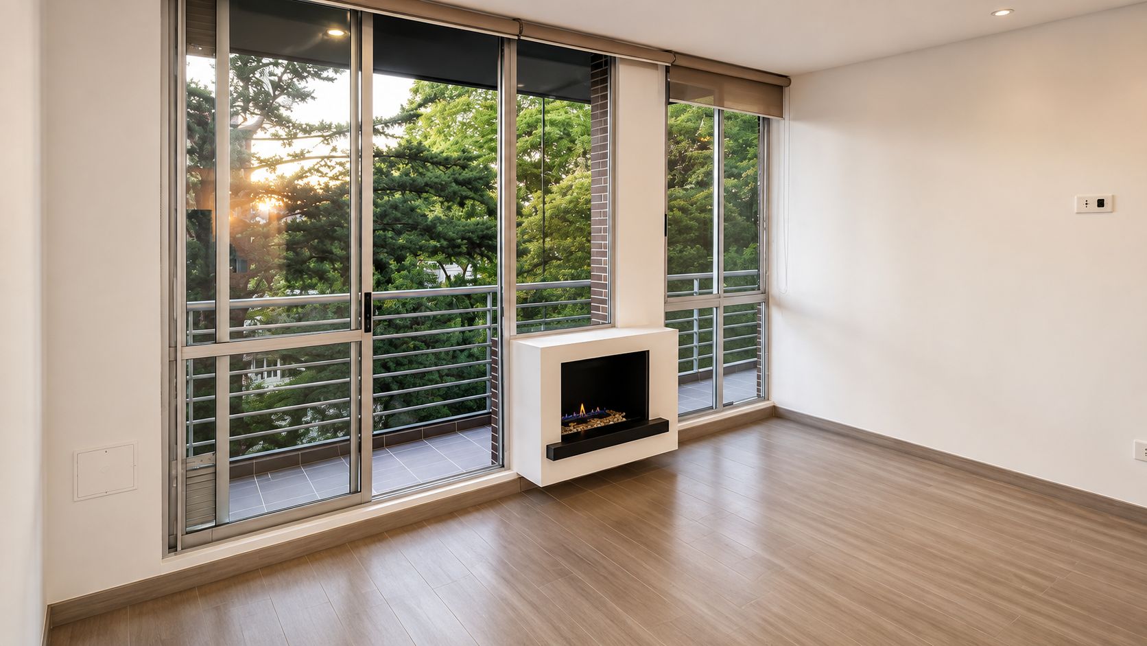 Sala con chimenea y balcón